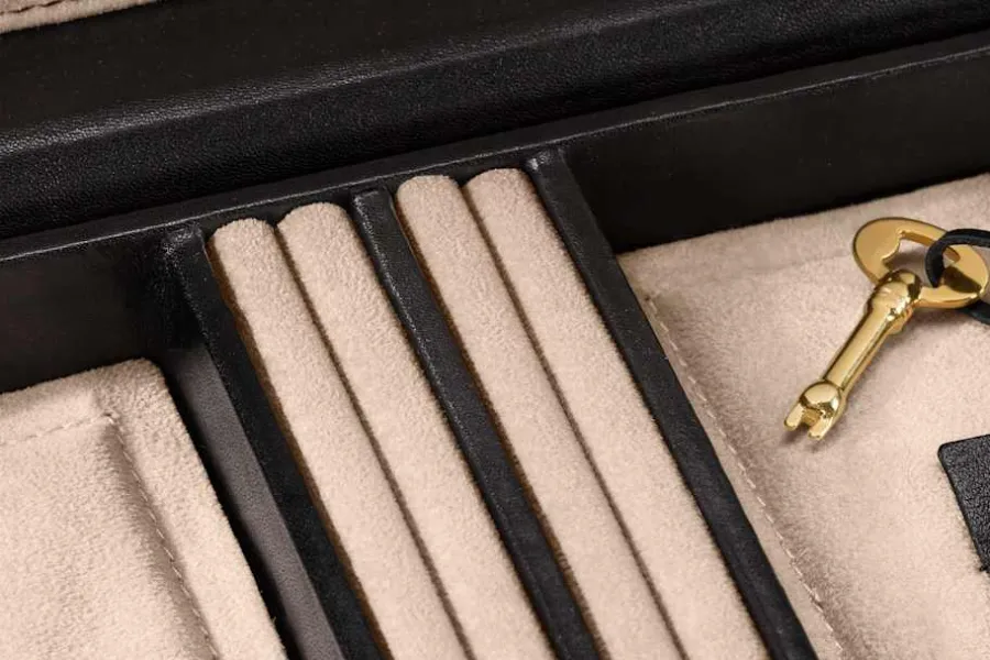 Svenskt Tenn Smyckeskrin Präglat Skinn* Smyckesförvaring